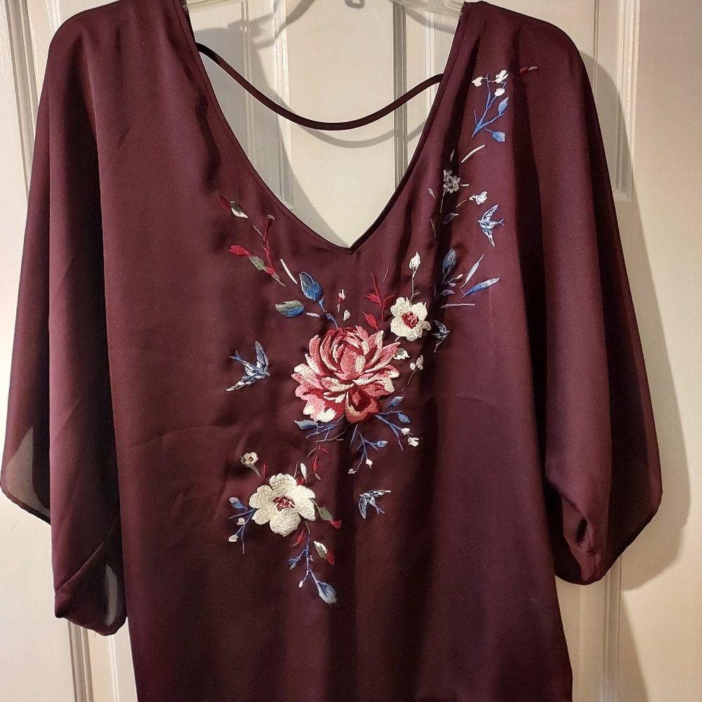 White house black market wine colored floral batwing top, w flowers, Large